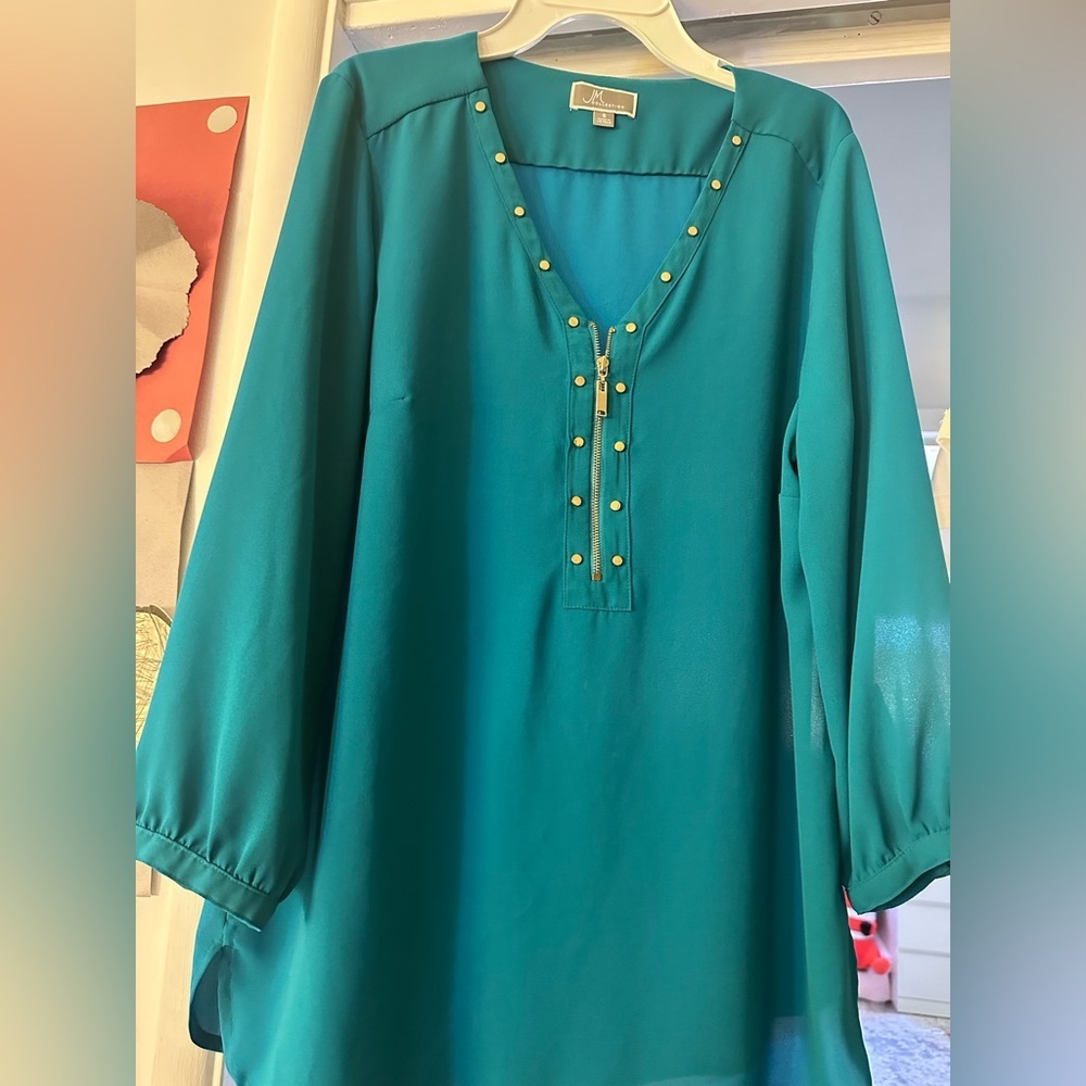JM Collection blouse size small.
